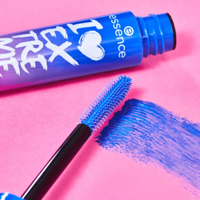 4059729487704_essence_I_LOVE_EXTREME_BLUE_crazy_volume_mascara_2 Essence - I Lo*ve Extreme Crazy Volume Mascara - Blue - Image 1